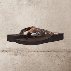 Yellow box  Jelanie brown  flip flop medium width new in box